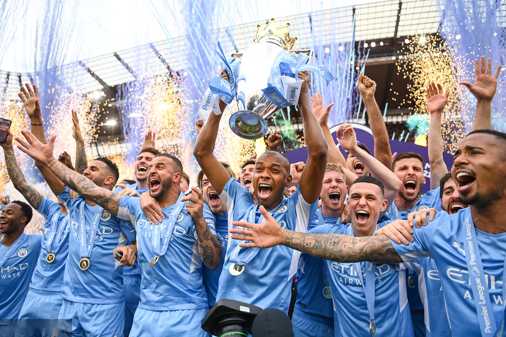 上专注而冷 上专注而冷